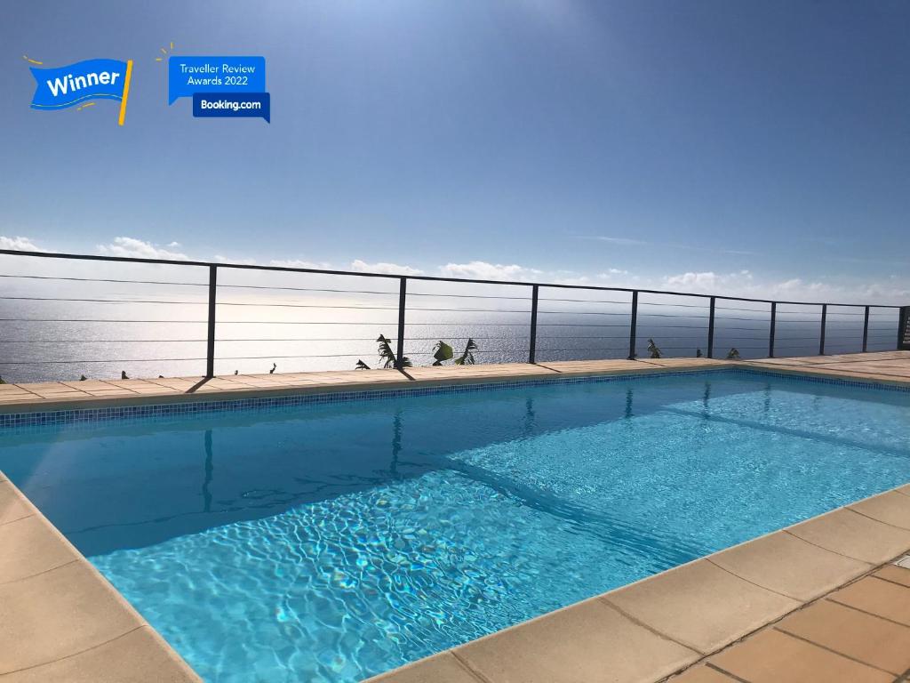 アルコ・ダ・カリェタにあるCasa Vista do Ledoの海を背景にしたスイミングプール