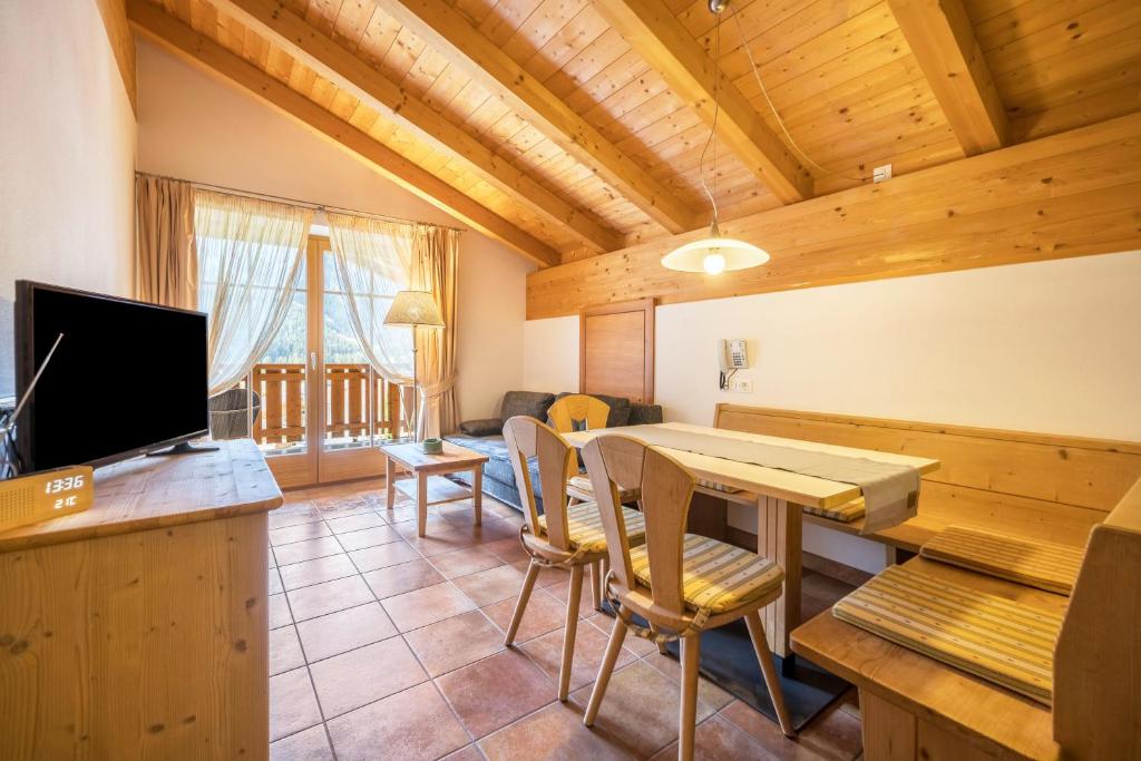 a living room with a table and chairs and a television at Naturresidenz Theistadl Apt 302 in Pracupola