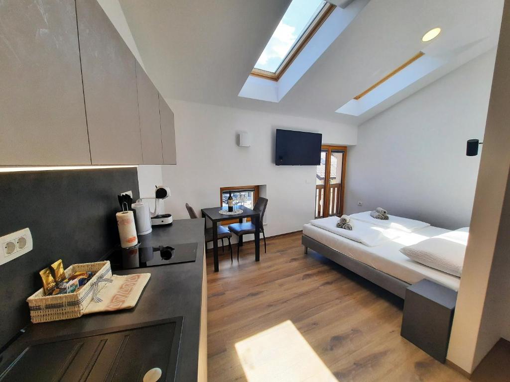 Letto o letti in una camera di Apartments Hlapi with SPA