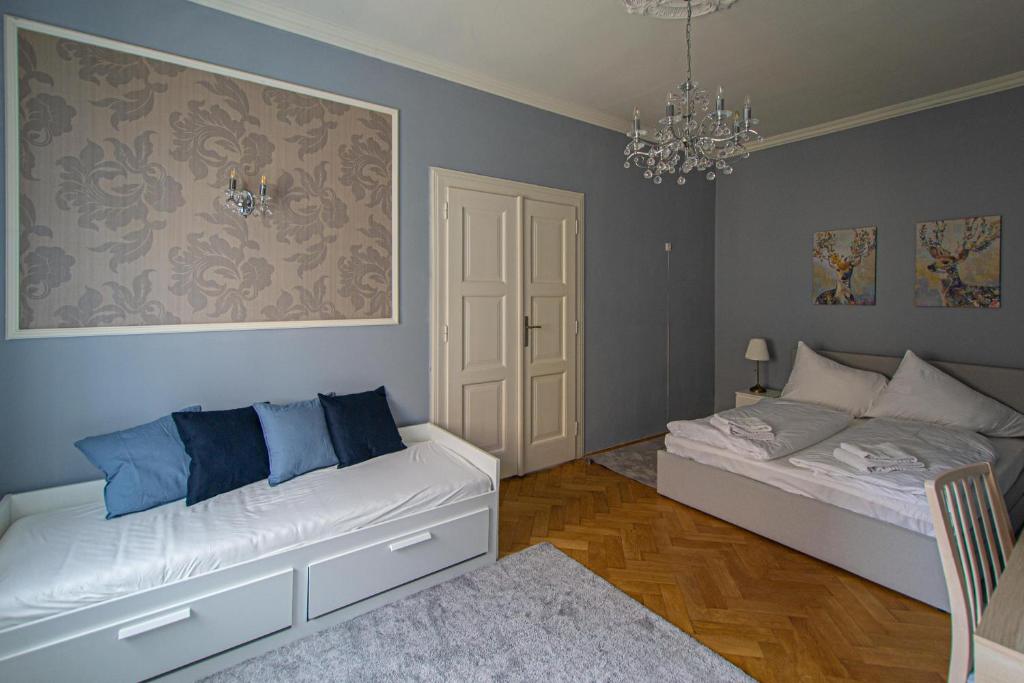 Postel nebo postele na pokoji v ubytování Luxury Central 150m2 Apartment on Wencelas Square with Private Garage