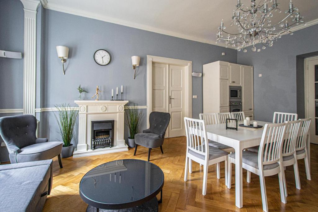 Posezení v ubytování Luxury Central 150m2 Apartment on Wencelas Square with Private Garage