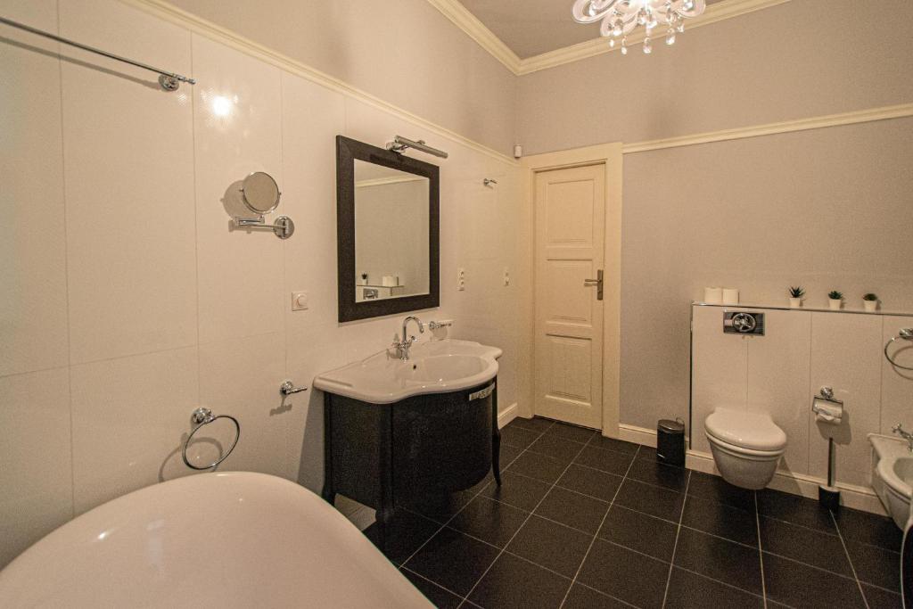 Koupelna v ubytování Luxury Central 150m2 Apartment on Wencelas Square with Private Garage