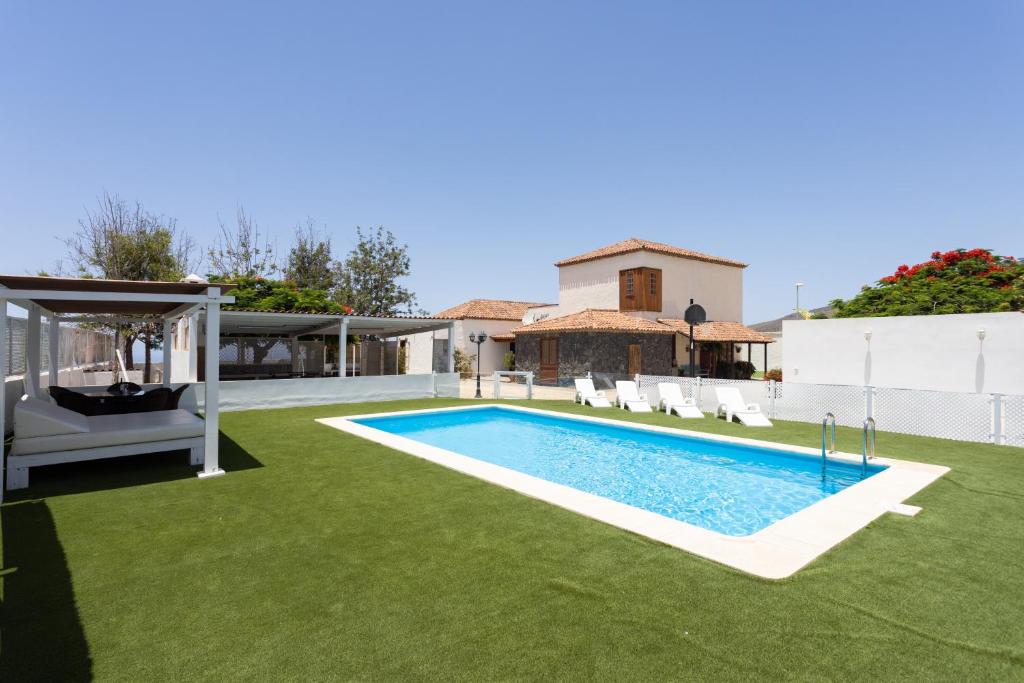 Villas Casa La Rueda with pool en Adeje, Tenerife