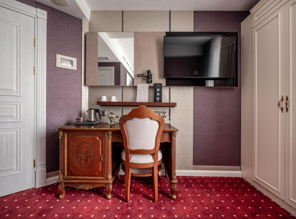 TV a/nebo společenská místnost v ubytování Grand Hotel Lviv Casino & Spa