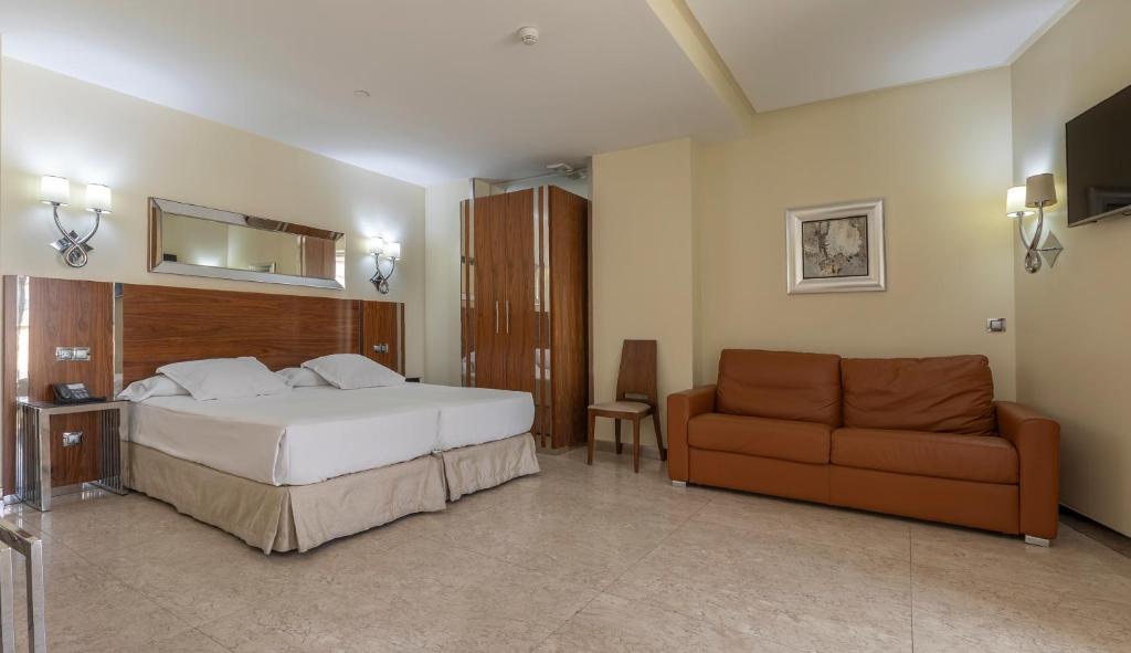 Postel nebo postele na pokoji v ubytování Gran Hotel Corona Sol