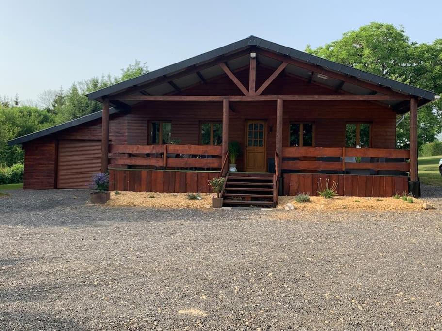 a log cabin with a gate and a fence at CHALET LE MONTEBELLO in Bazeilles