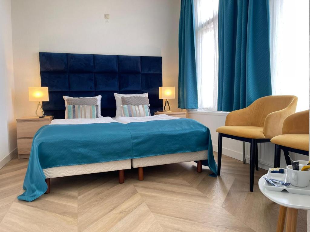 Postel nebo postele na pokoji v ubytování Hotel van Oppen