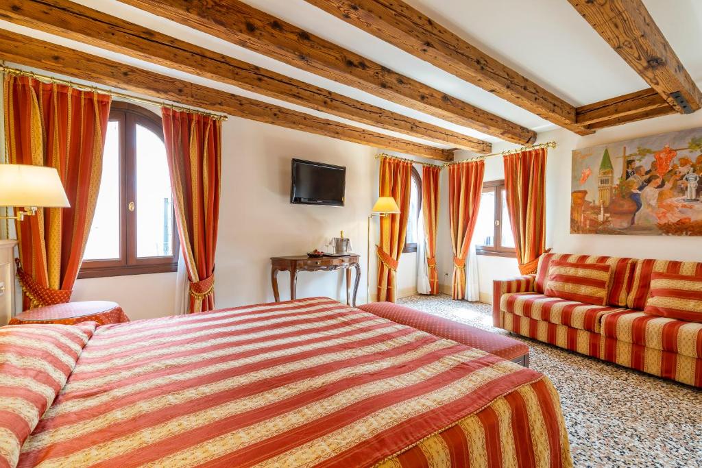 Postel nebo postele na pokoji v ubytování Hotel Bella Venezia