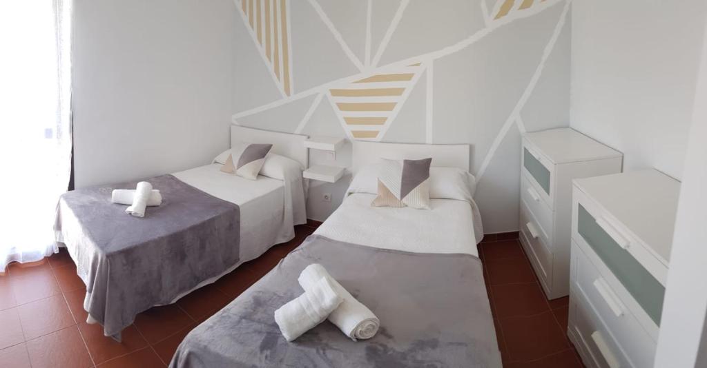Camera bianca con 2 letti e scala di Casa Abian ad Arrecife