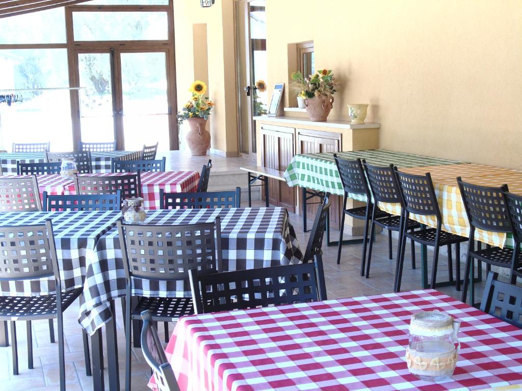Reštaurácia alebo iné gastronomické zariadenie v ubytovaní Agriturismo Camera Rosa