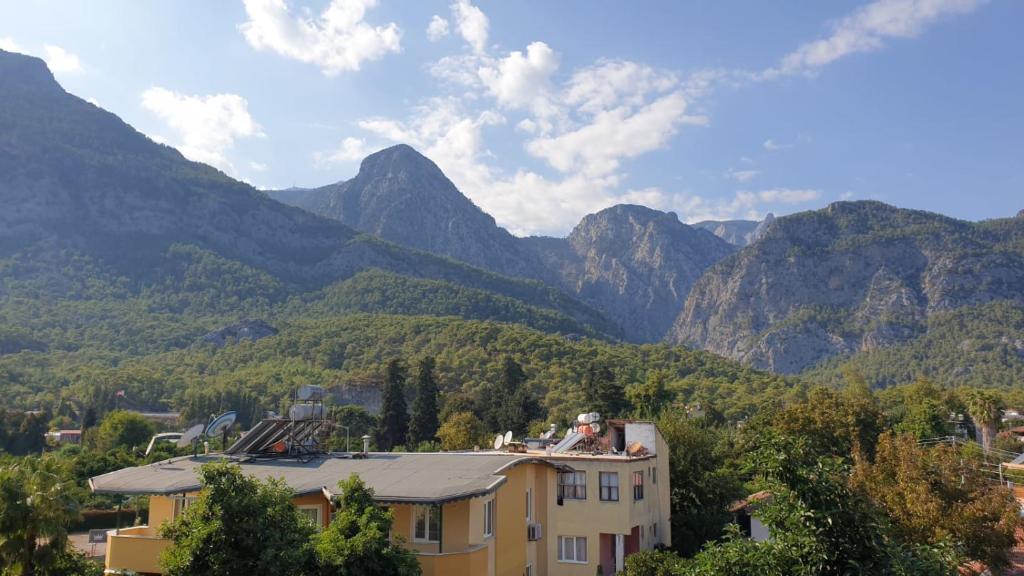 Nespecifikovaný výhled na hory nebo výhled na hory při pohledu z hotelu