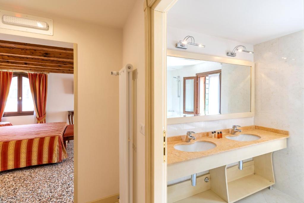 Postel nebo postele na pokoji v ubytování Hotel Bella Venezia