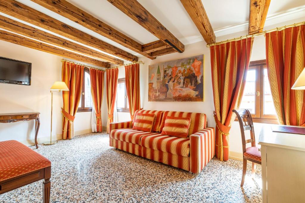 TV a/nebo společenská místnost v ubytování Hotel Bella Venezia