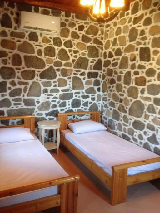 Posteľ alebo postele v izbe v ubytovaní Loutra Olive Garden Stone House #2