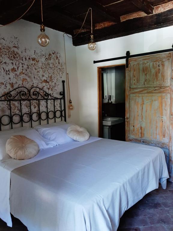 馬薩的住宿－Toscana Made in Love，卧室配有白色的床和两个枕头