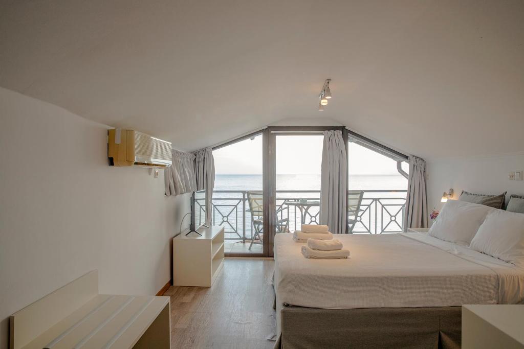 Postel nebo postele na pokoji v ubytování OCEANA Beach Hotel