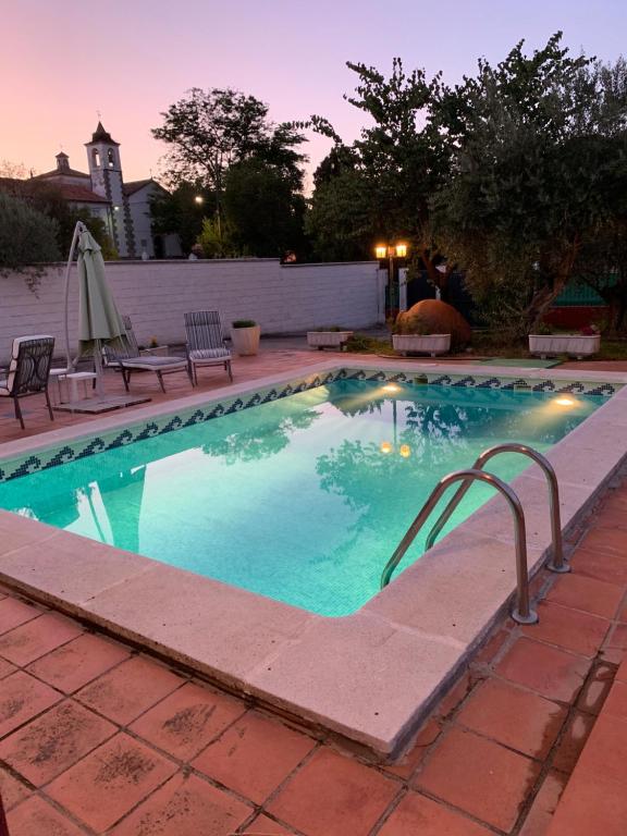 una piscina en un patio trasero por la noche en Casa situada en un entorno natural Casa Rural La Serena en Trujillo