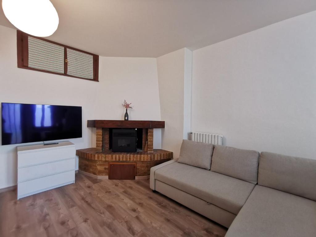 een woonkamer met een bank en een flatscreen-tv bij Monolocale - Piano terra - Ingresso indipendente in Padua