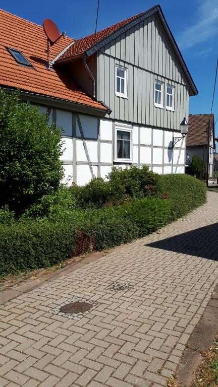 a house with a brick driveway in front of it at Feriendomizil Annette`s Scholle in Sondershausen