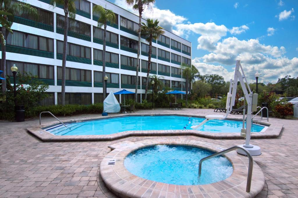 uma grande piscina em frente a um edifício em Holiday Inn St. Petersburg N - Clearwater, an IHG Hotel em Clearwater