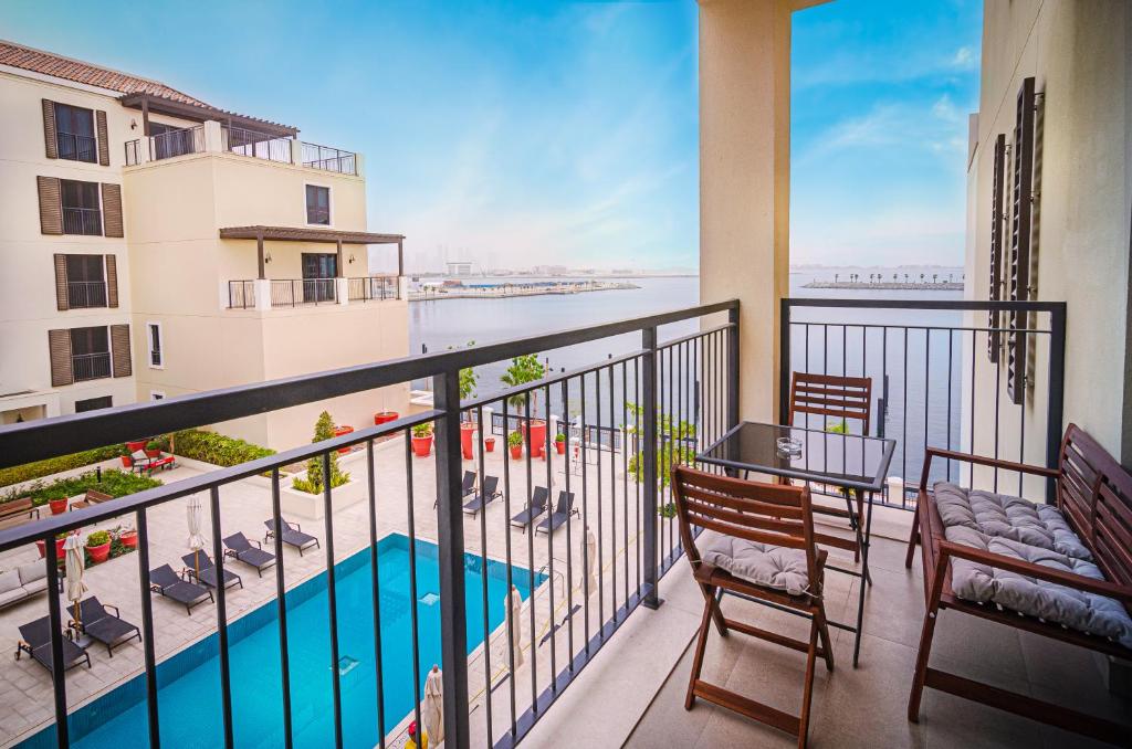 迪拜Outstanding New Apartment with Sea View In La Mer的享有游泳池景致的阳台