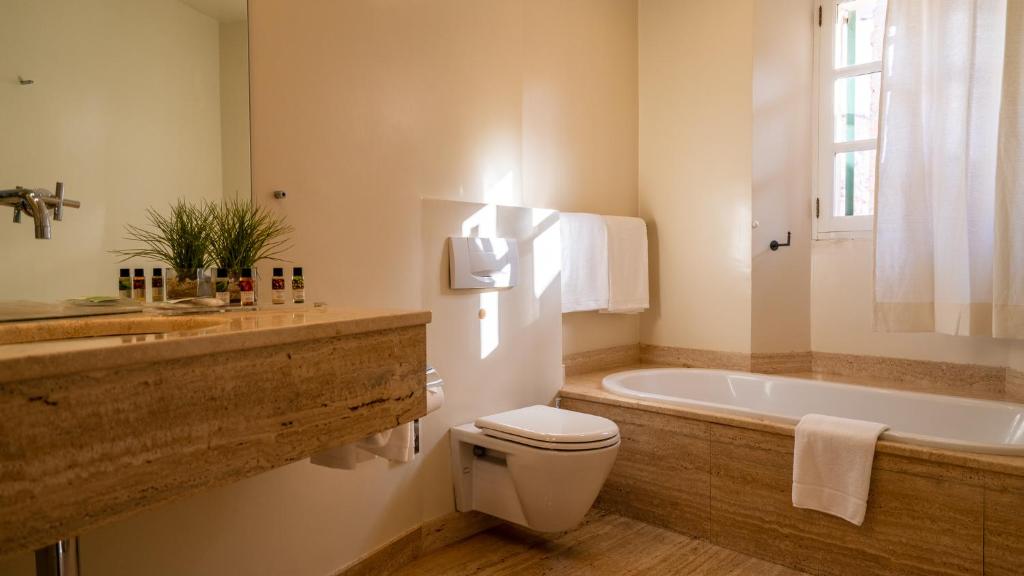 A bathroom at Hotel Can Verdera
