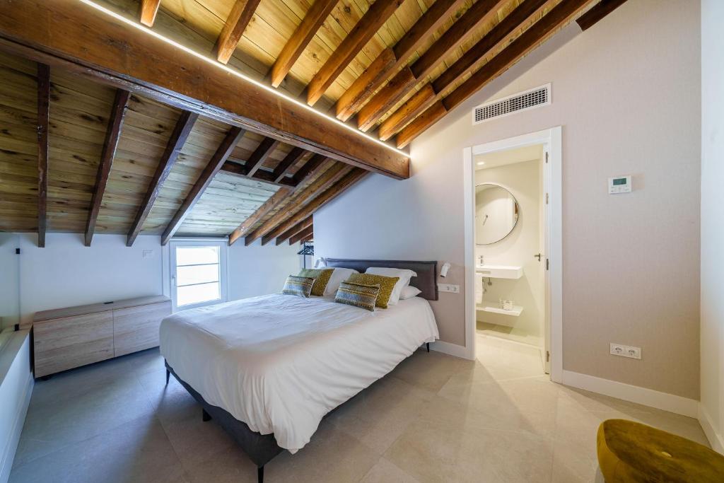 Posteľ alebo postele v izbe v ubytovaní Homely Málaga Mariblanca 17, Vegafuente Apartments