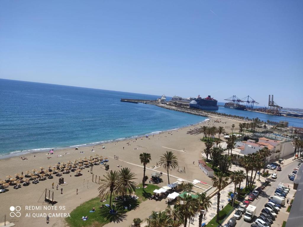una playa con un montón de gente y el océano en Espectaculares Vistas al mar Playa Malagueta, en Málaga