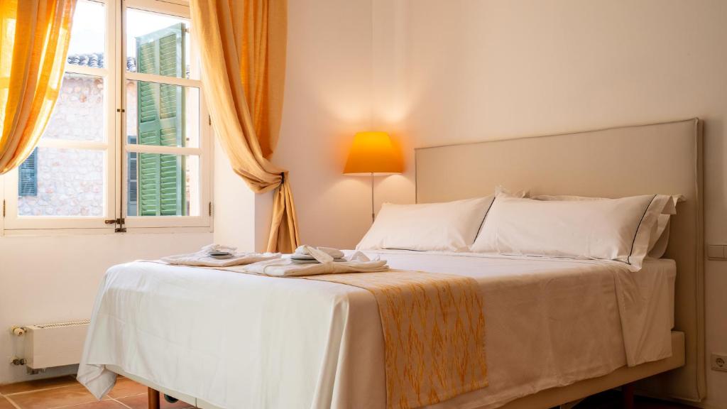 A bed or beds in a room at Hotel Can Verdera