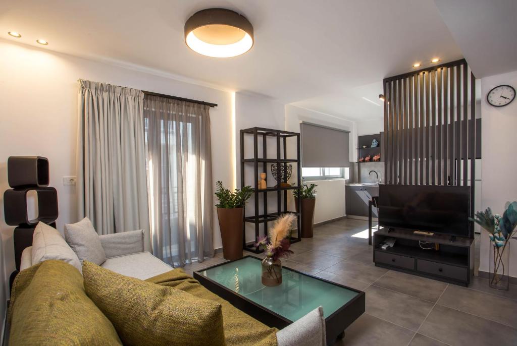 sala de estar con sofá y TV en VM Apartments en Rodas