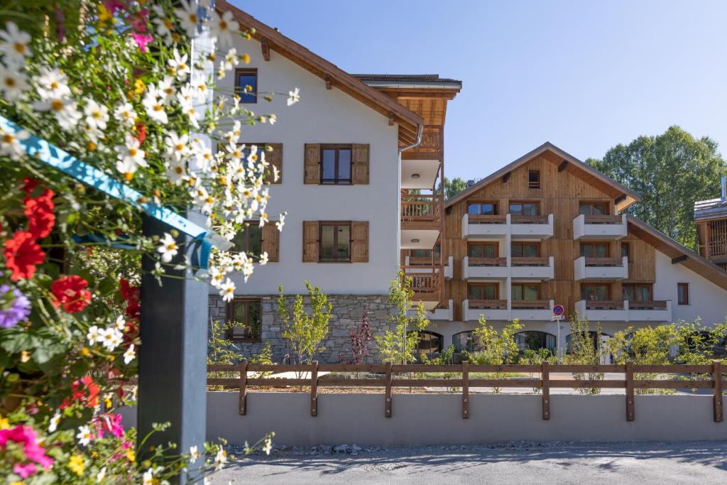 un edificio con flores delante en TERRESENS - Cristal Lodge en Saint-Chaffrey