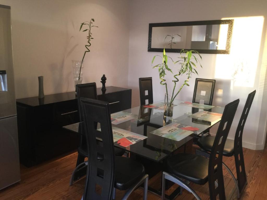 a dining room with a glass table and chairs at Le 64 MONTALIEU SEJOUR, Appartement 4 pers in Montalieu-Vercieu