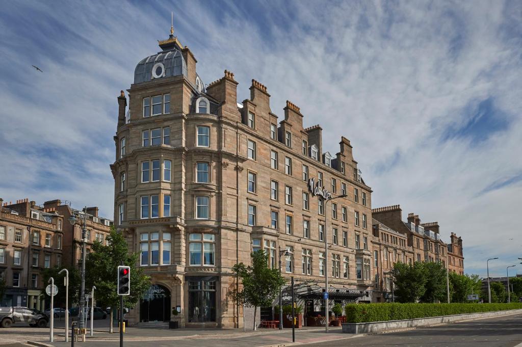 un grande edificio con una torre dell'orologio sopra di Malmaison Dundee a Dundee