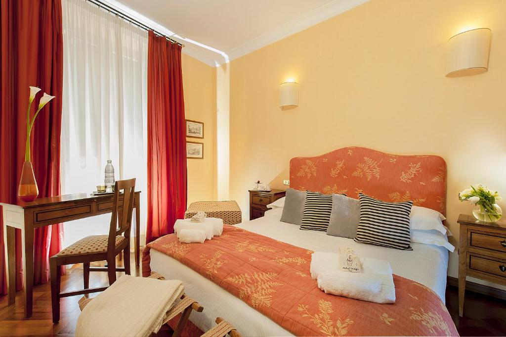 A bed or beds in a room at All'Orologio