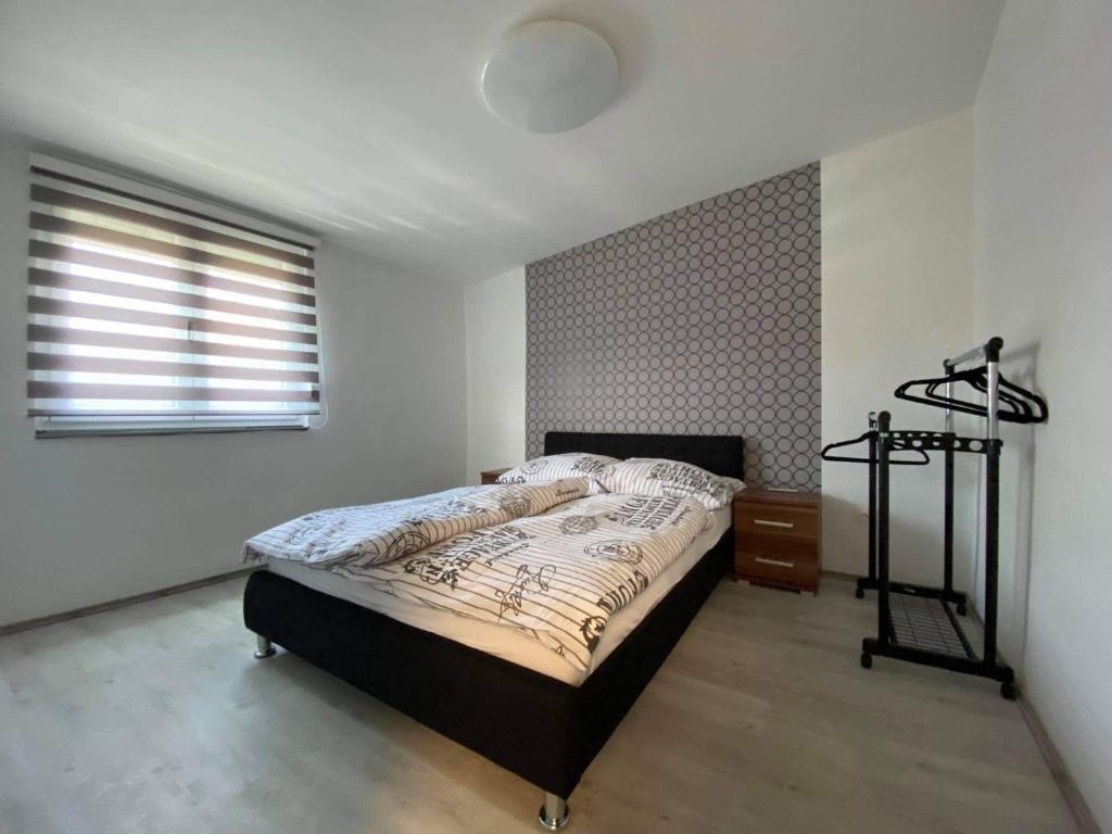 sypialnia z łóżkiem i oknem w obiekcie Korona Apartman Balatonboglár w mieście Balatonboglár