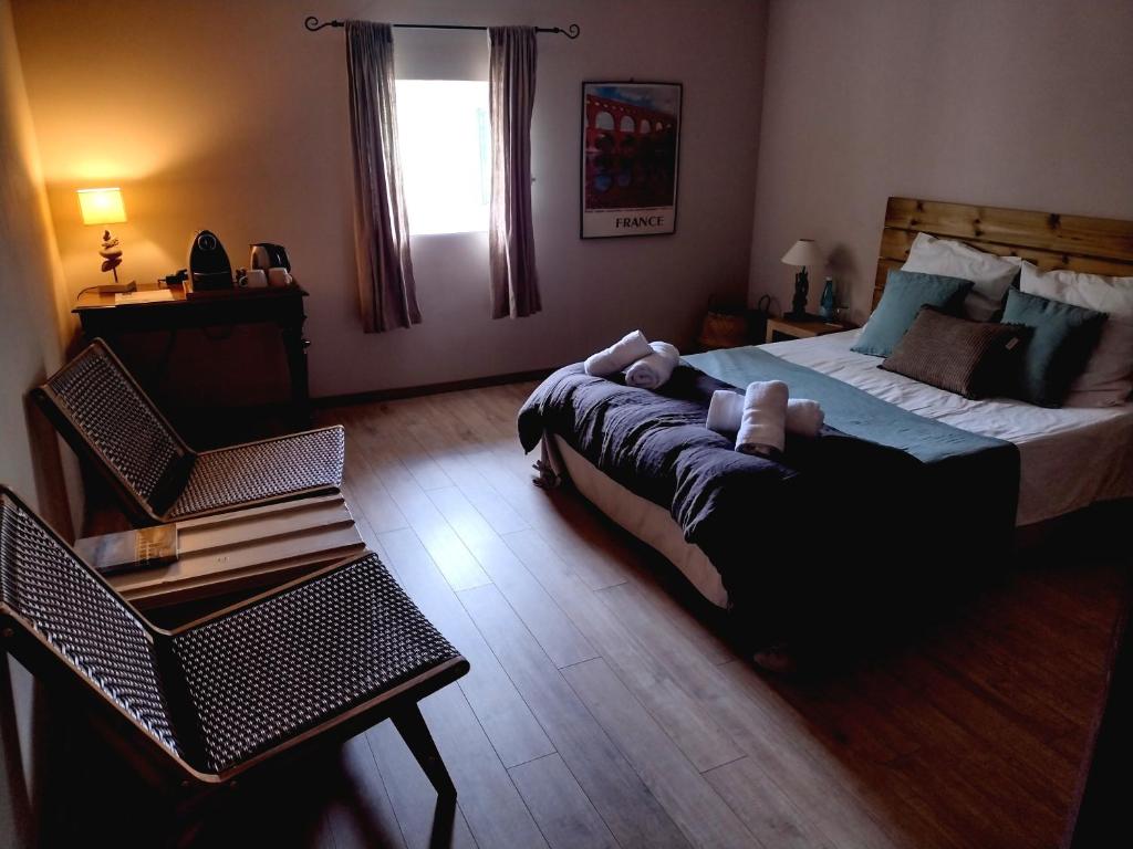 La Maison Des Autres, piscine chauffée, chambres d'hôtes proches Uzès, Nîmes, Pont du Gard - Suite Familiar