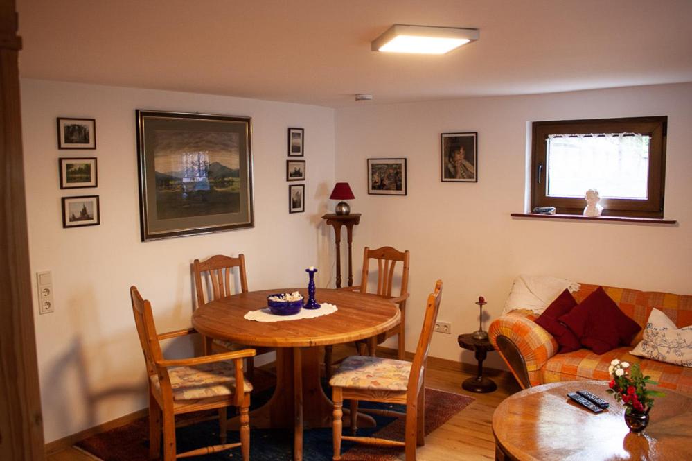 een woonkamer met een tafel en een bank bij Ferienwohnung Auszeit Perle des Ohmtales in Homberg an der Ohm