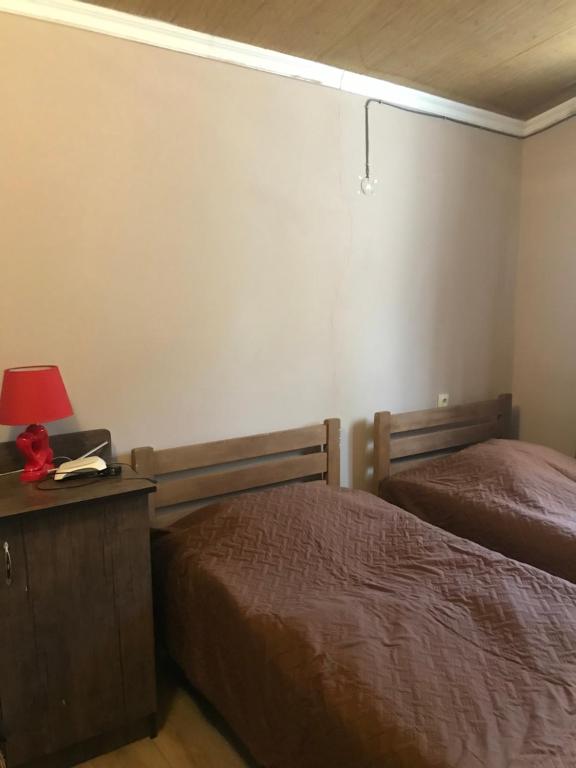 Postel nebo postele na pokoji v ubytování RiverSide Hostel Borjomi