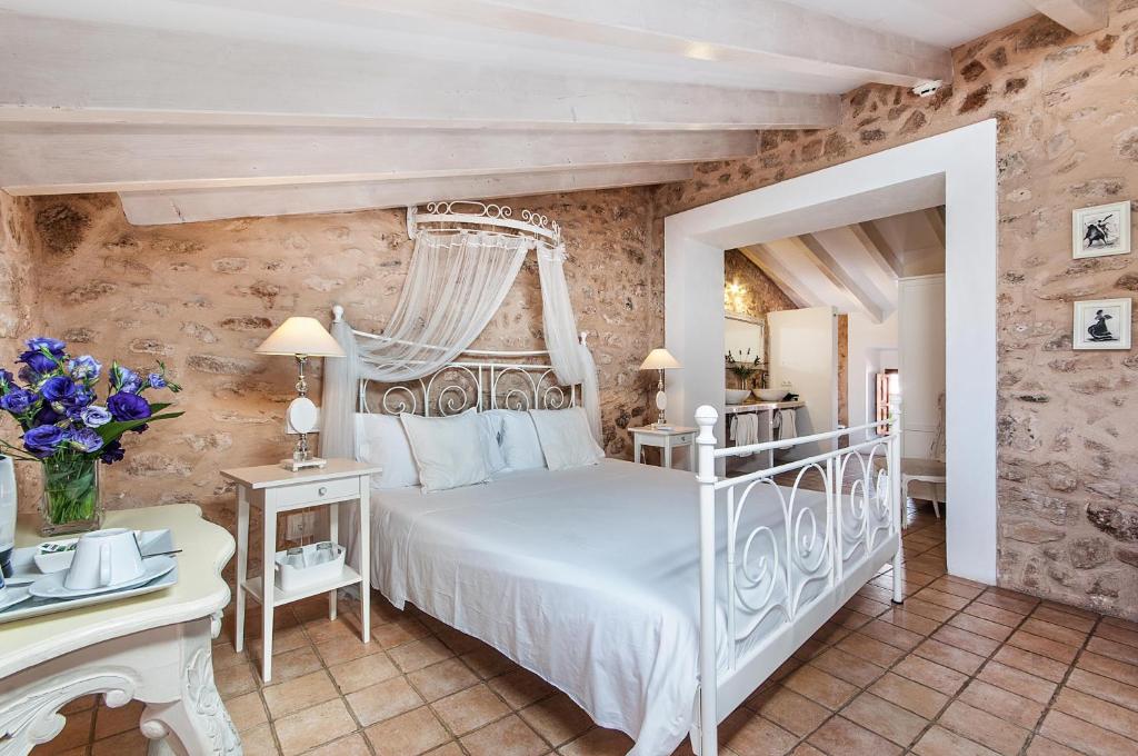 a bedroom with a white bed in a room at Ca´n Pere in Alcudia