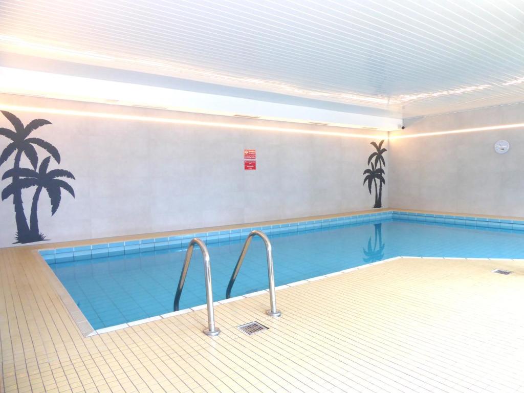 Bazén v ubytování Glamory Winterberg Ferienwohnung Pool Sauna Wifi 6 Personen near Bikepark Balkon PS4 nebo v jeho okolí