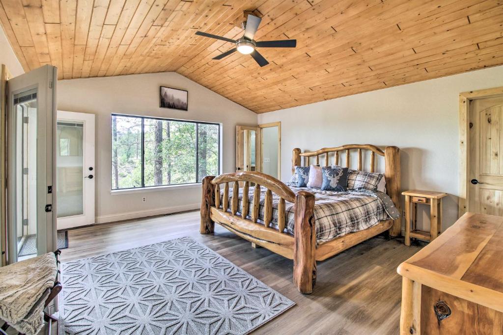 Postel nebo postele na pokoji v ubytování Game Room and Wooded Views Pinetop Cabin!