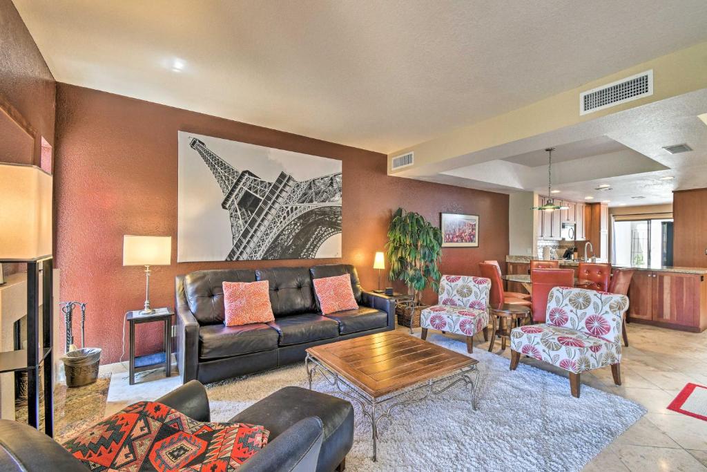- un salon avec un canapé et une table dans l'établissement Phoenix Home with Pool Access and Golf Course Views, à Phoenix