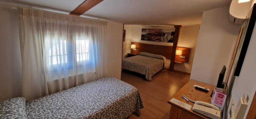 Postel nebo postele na pokoji v ubytování Hostal Santo Tomé