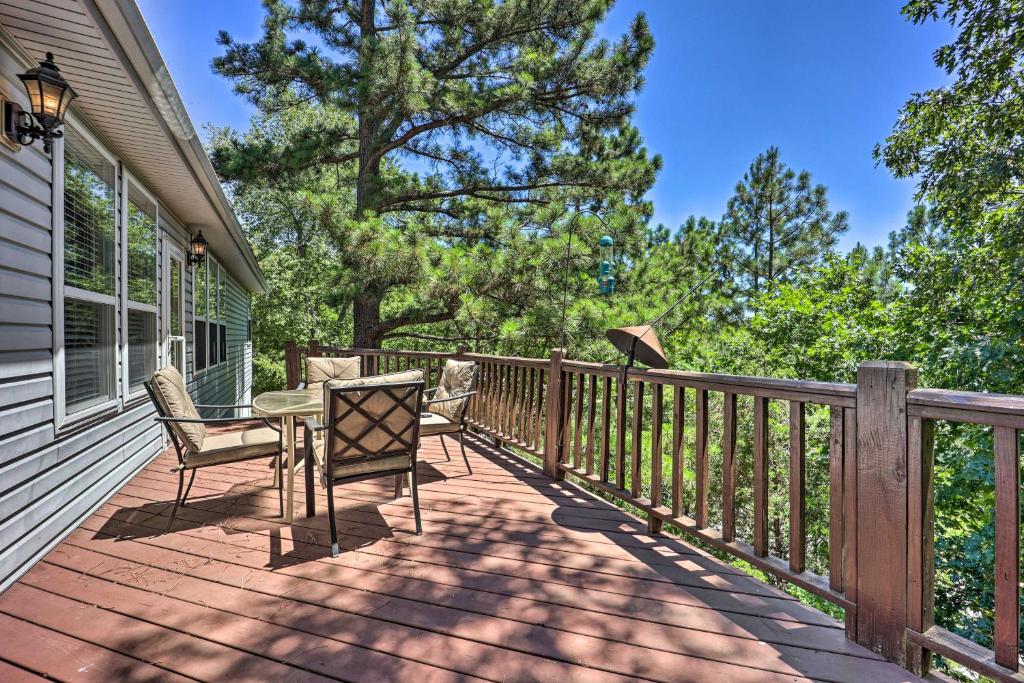 eine Terrasse mit einem Tisch und Stühlen auf einem Haus in der Unterkunft Beautiful Bella Vista Home with Private Deck! in Bella Vista