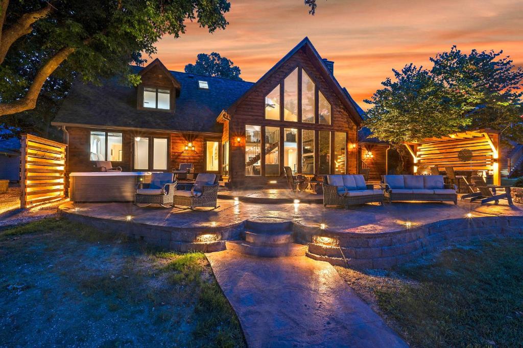 Zahrada ubytování Spacious Lakefront Home with Private Dock!