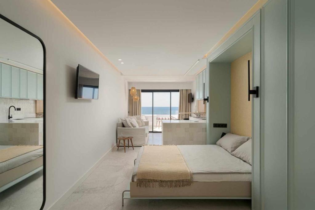 1 dormitorio con 1 cama y cocina con vistas al océano en SG Canteras View Deluxe, en Las Palmas de Gran Canaria