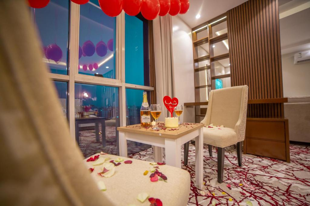 a room with a table and a chair and a window at فندق منتصف البيعة in Ash Shuhadāʼ ash Shamālīyah