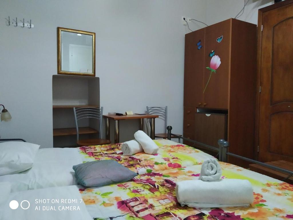 Postel nebo postele na pokoji v ubytování HERMOUPOLI ROOMS