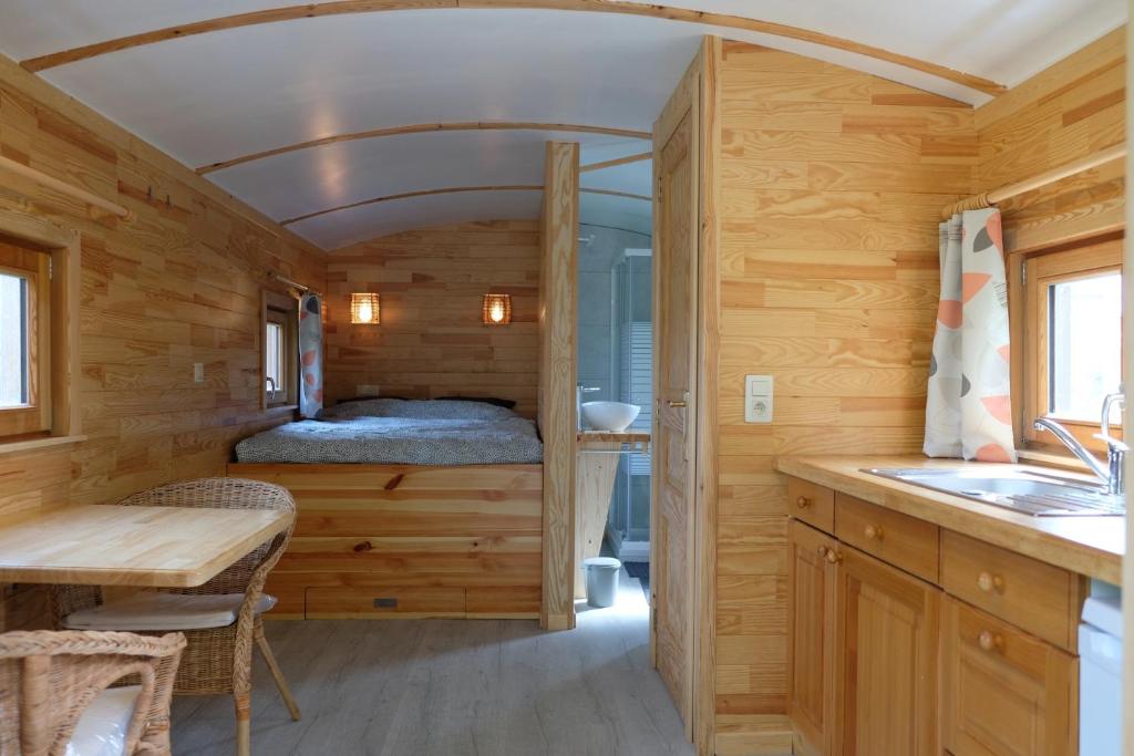 Postel nebo postele na pokoji v ubytování Camping des Saules