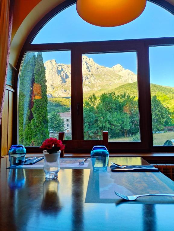 Nespecifikovaný výhled na hory nebo výhled na hory při pohledu z hotelu